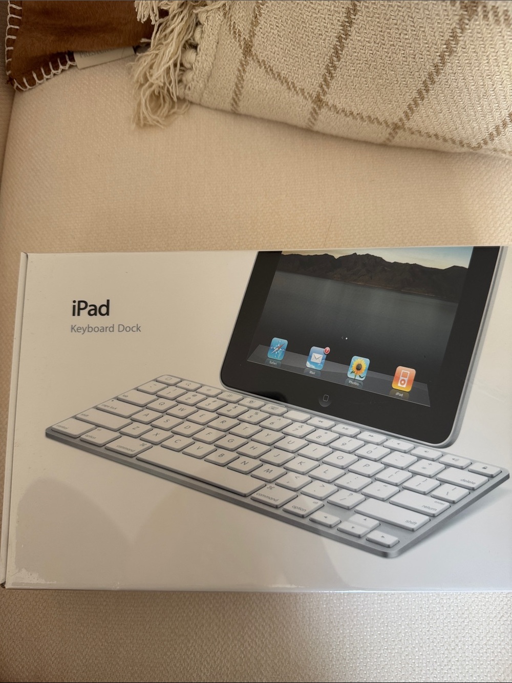 Apple iPad Keyboard Dock - White and Silver Brand new in sealed box